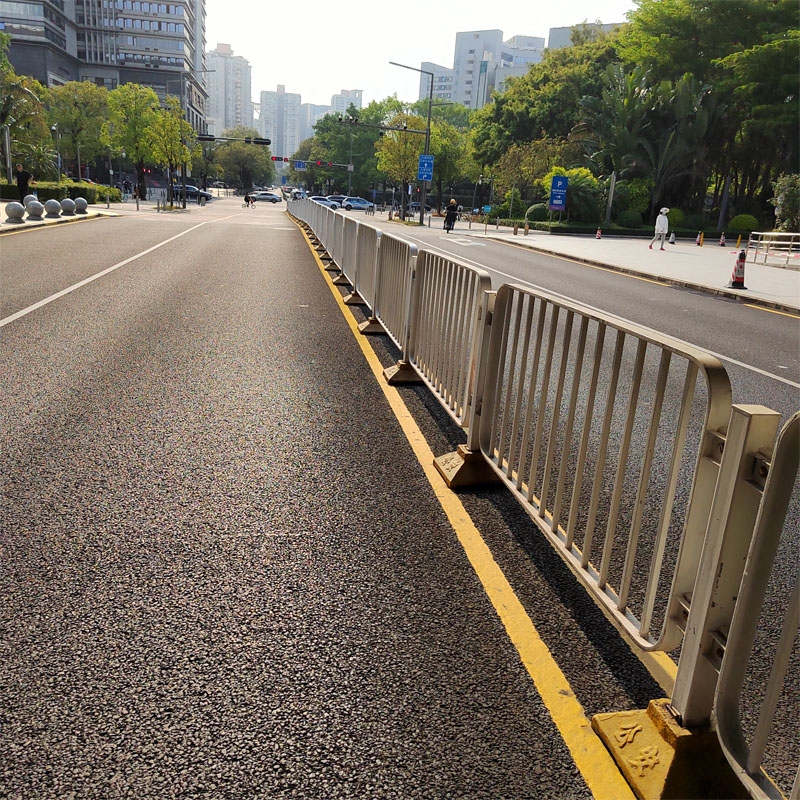 城市道路中隔离护栏起到什么作用？