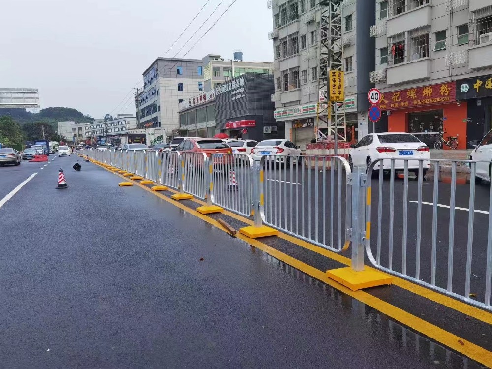 “护”出平安路，“栏”出顺心路