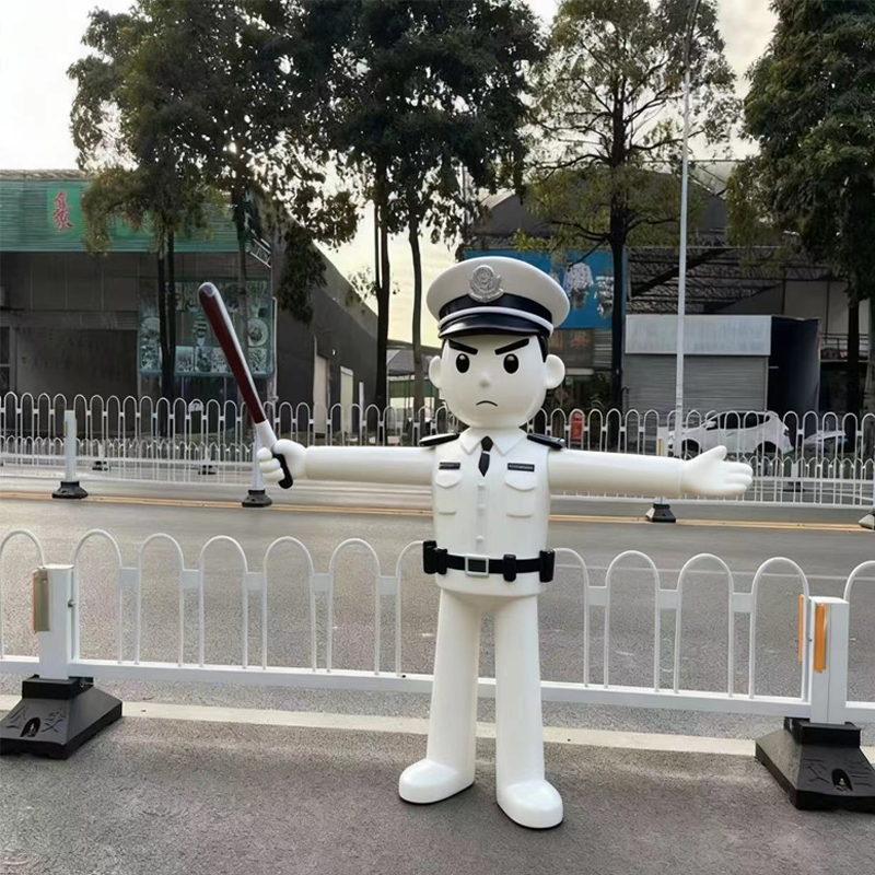 女子恶意推倒护栏,交警赶到女子还淡定观望